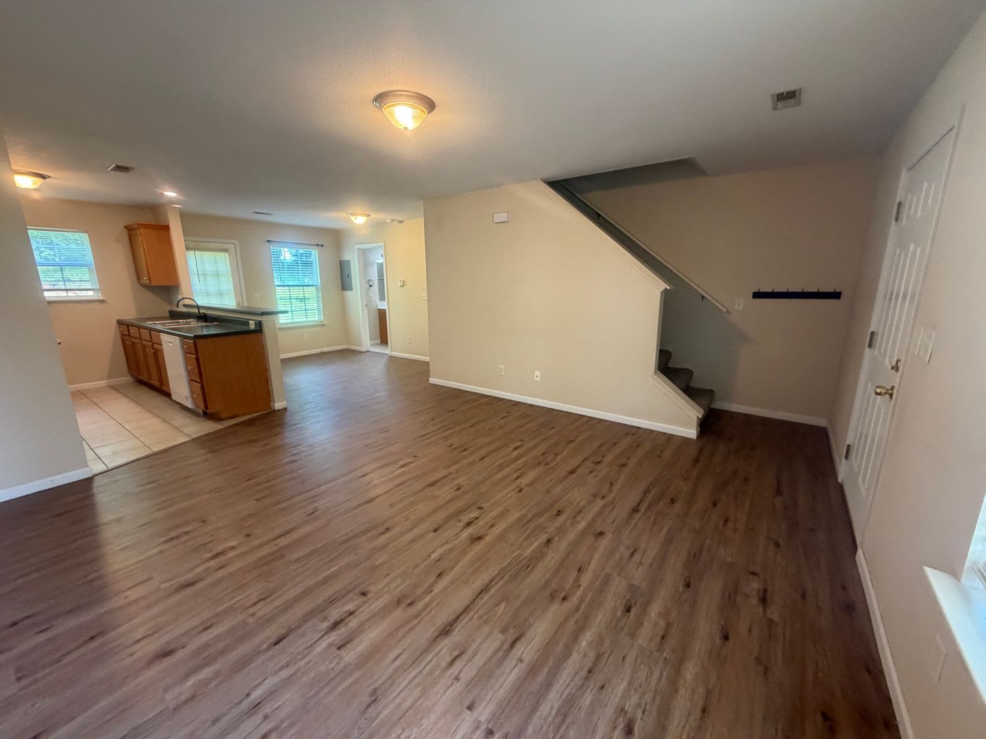 Spacious 4BR/2BA Duplex with 1 Car Garage 65201! – photo 3