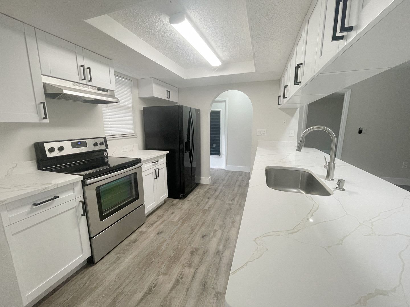 Beautifully updated 2/2, Available Now! – photo 5