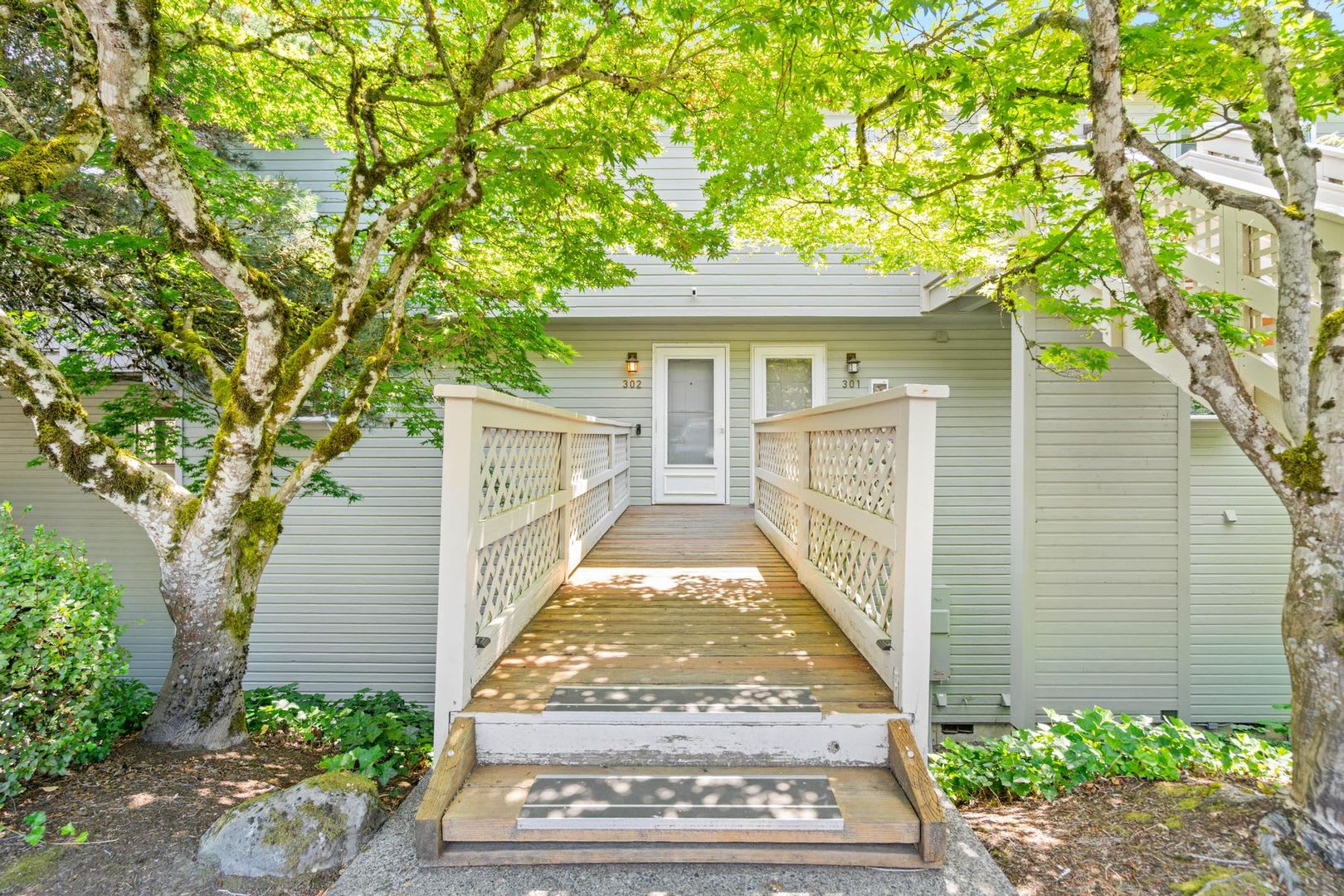 600 Off 1St Month Beautiful Bright 2 Bdrm 2 5 Bath Lake Oswego Condo W D Covered Parking Pool Serene Setting – photo 2