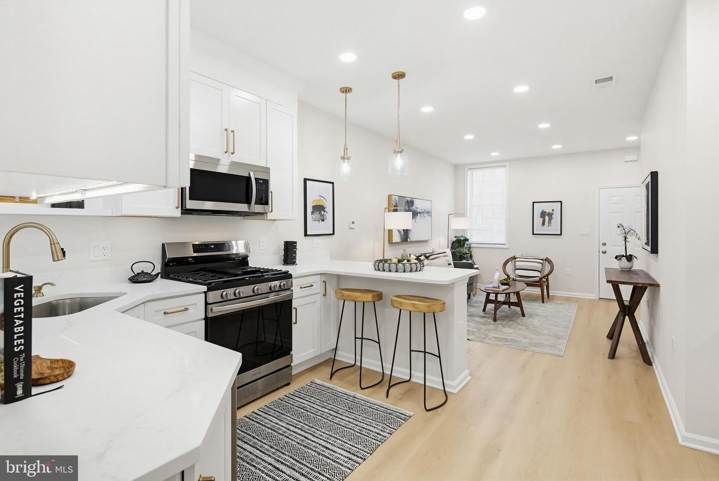843 E LOMBARD ST – photo 4