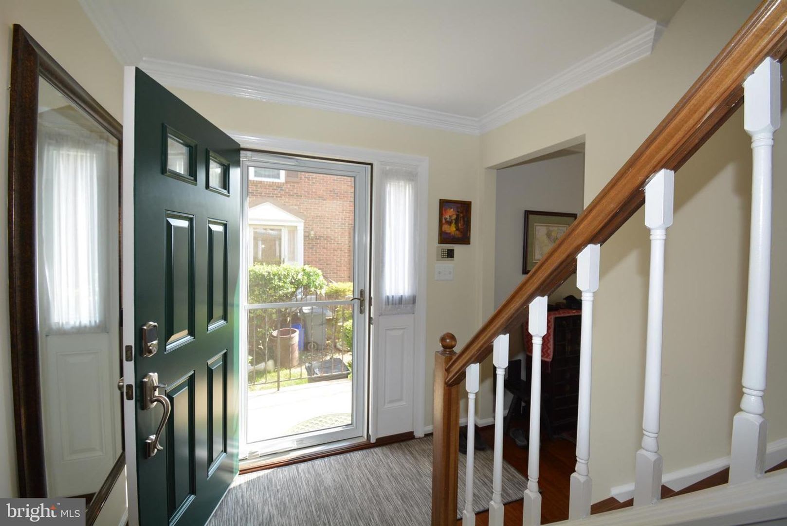 Beautiful 3-Level Townhome in Kingstowne – 3.5 Baths, Landscaping Included – photo 4