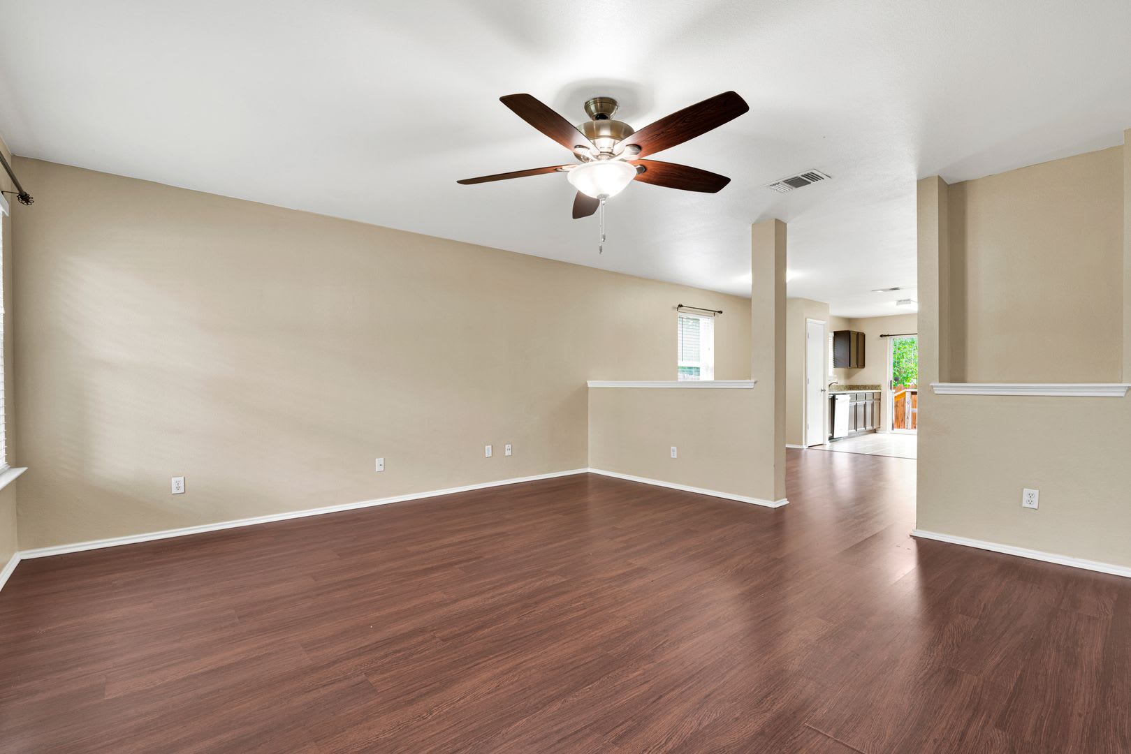 Comfortable Northwest San Antonio Home Available for ASAP Move In! – photo 3
