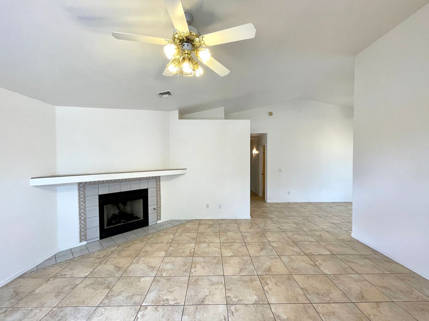 Cute 3 Bedroom Home In Center Of Kingman Available Now – photo 3