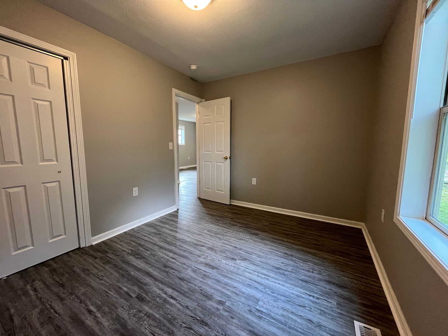 Just Renovated! New Kitchen, Floors, Paint, and more! 4 Bed, 2 Bath. Garage and Private Parking – photo 4