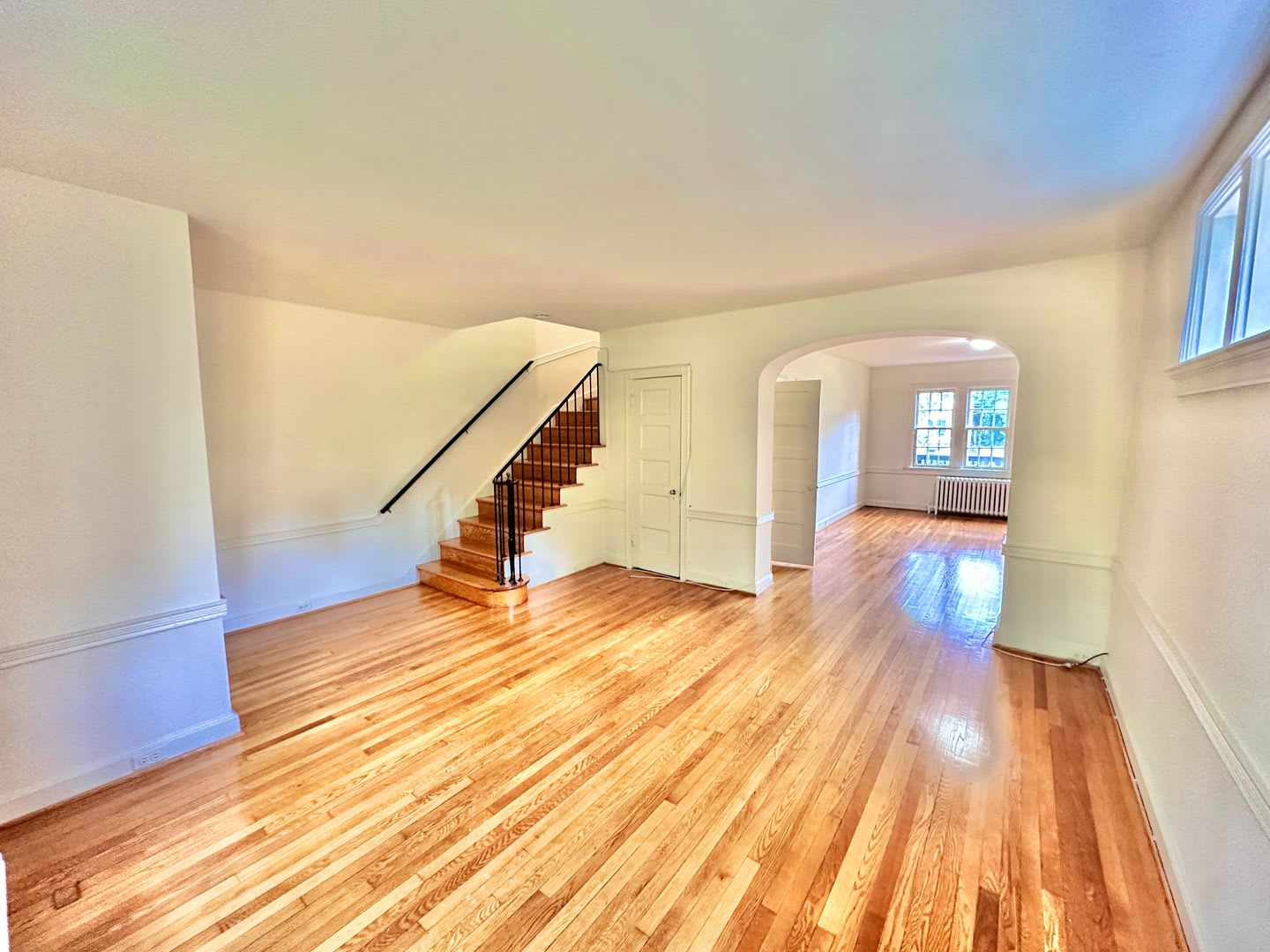 Spacious 6 bedroom 3.5 bath Tudor Townhouse w/Deck close to Georgetown University & Hospital – photo 3