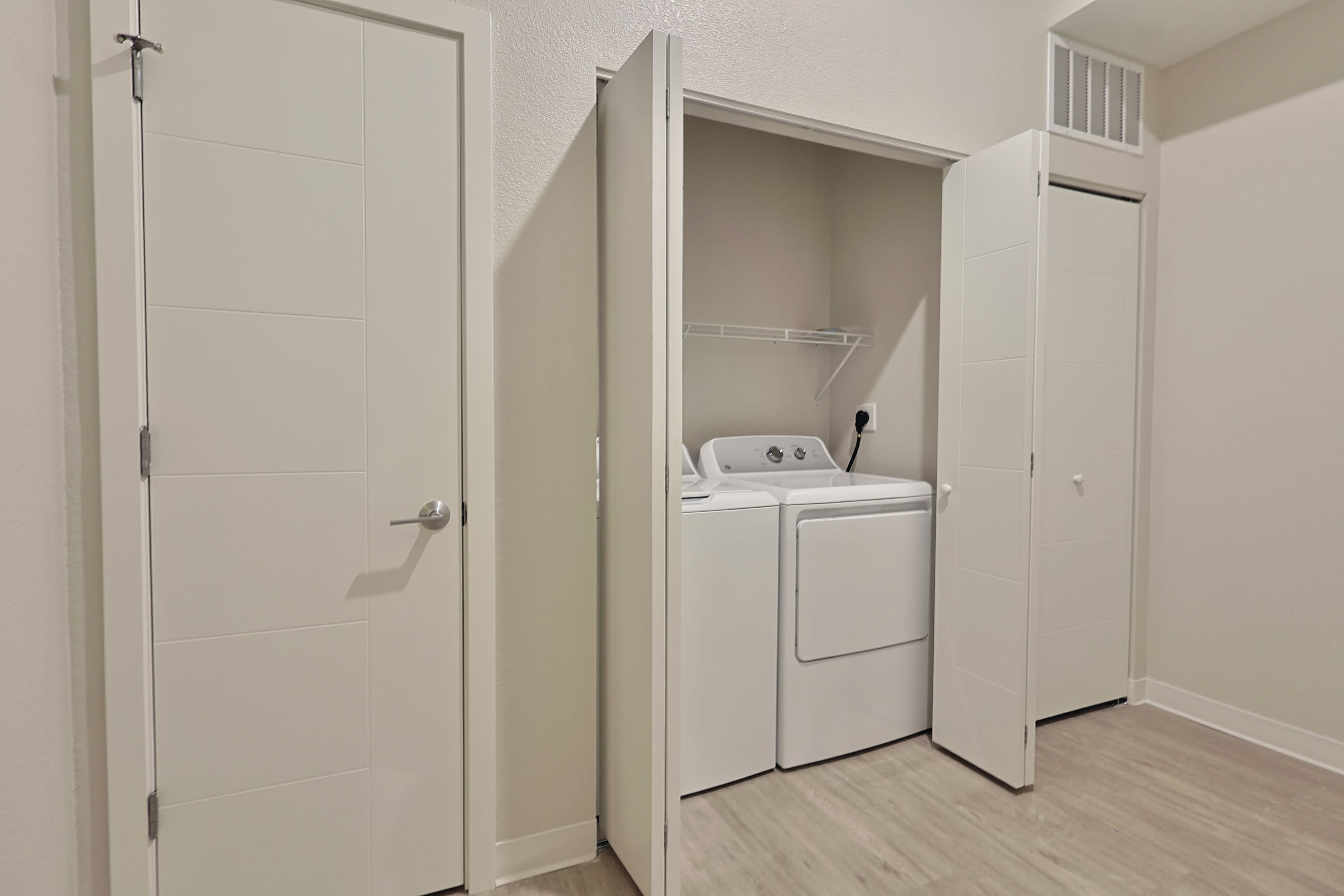 727 Poyntz Avenue Apartment 205 – photo 4