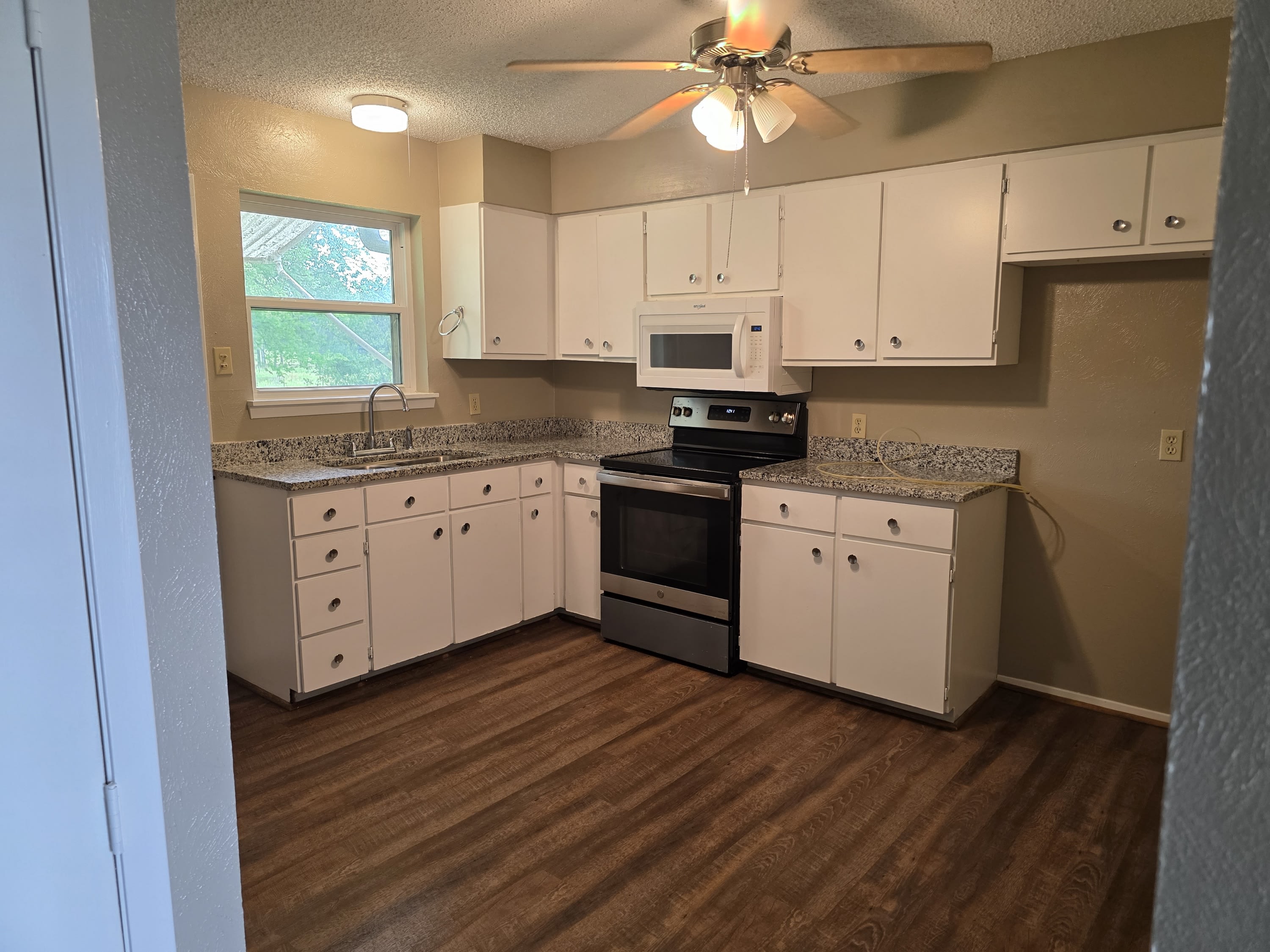 949 Taylor St – photo 3