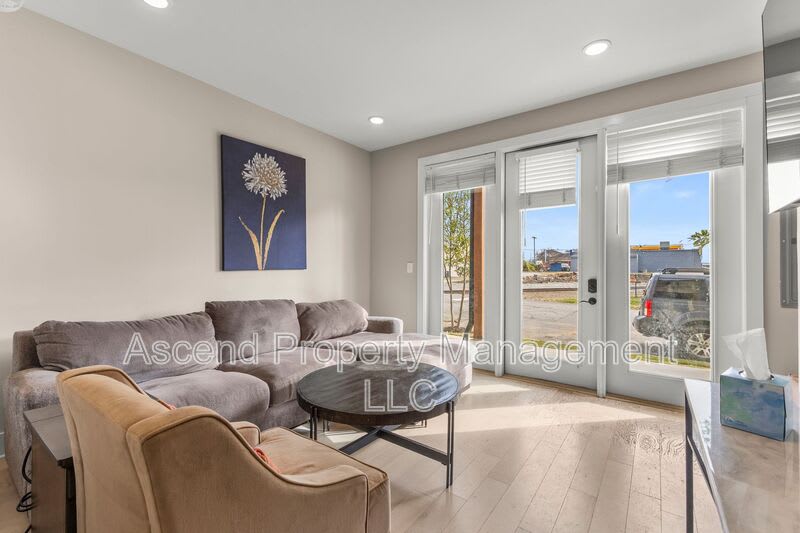 3155 Saint Elmo Avenue – photo 3