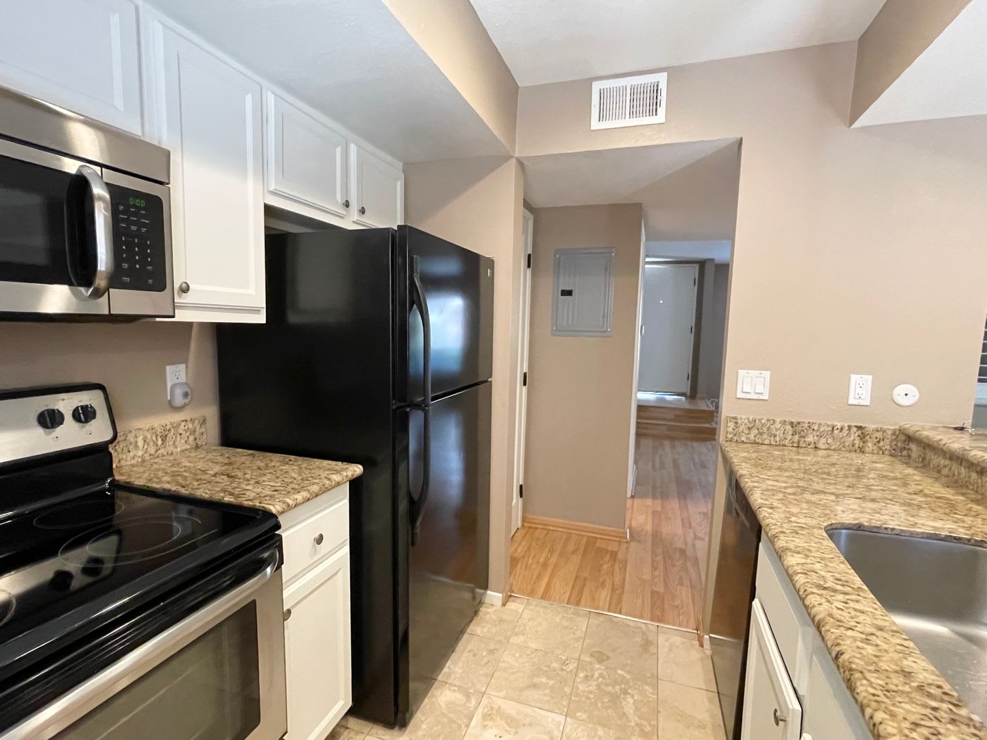 Beautiful 3 bed Townhome in Agoura Hills – photo 2