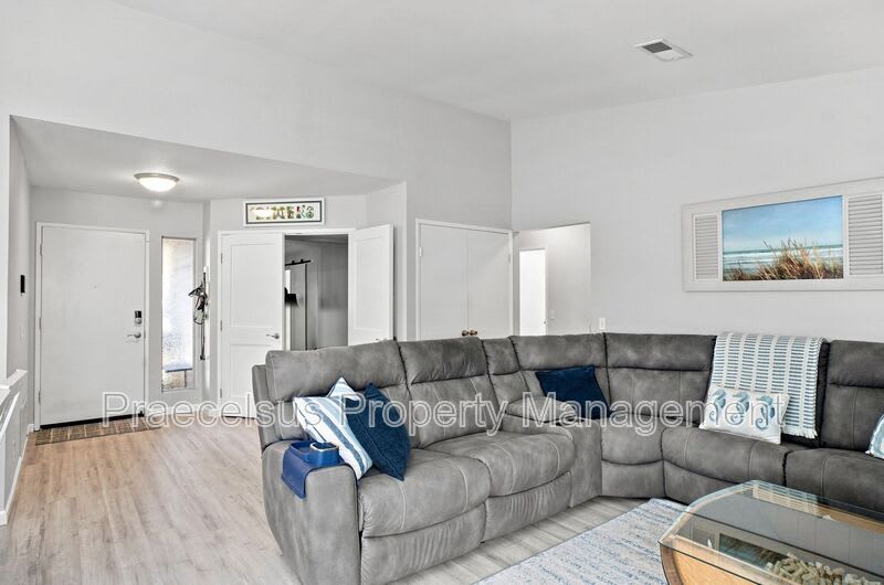 2039 Waterbury Drive – photo 4