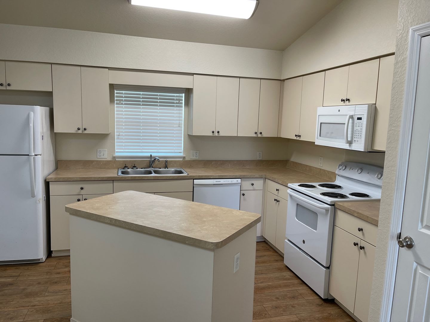 3 Bedroom/2 Bathroom Duplex – photo 2