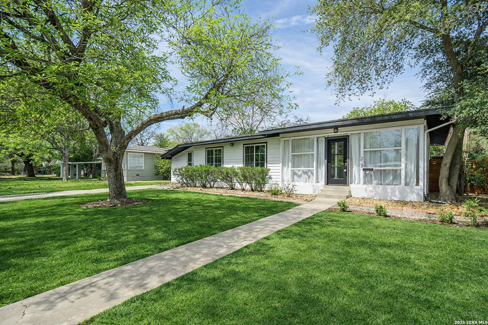 GORGEOUS 4-BEDROOM HOME IN TERRELL HEIGHTS – photo 2