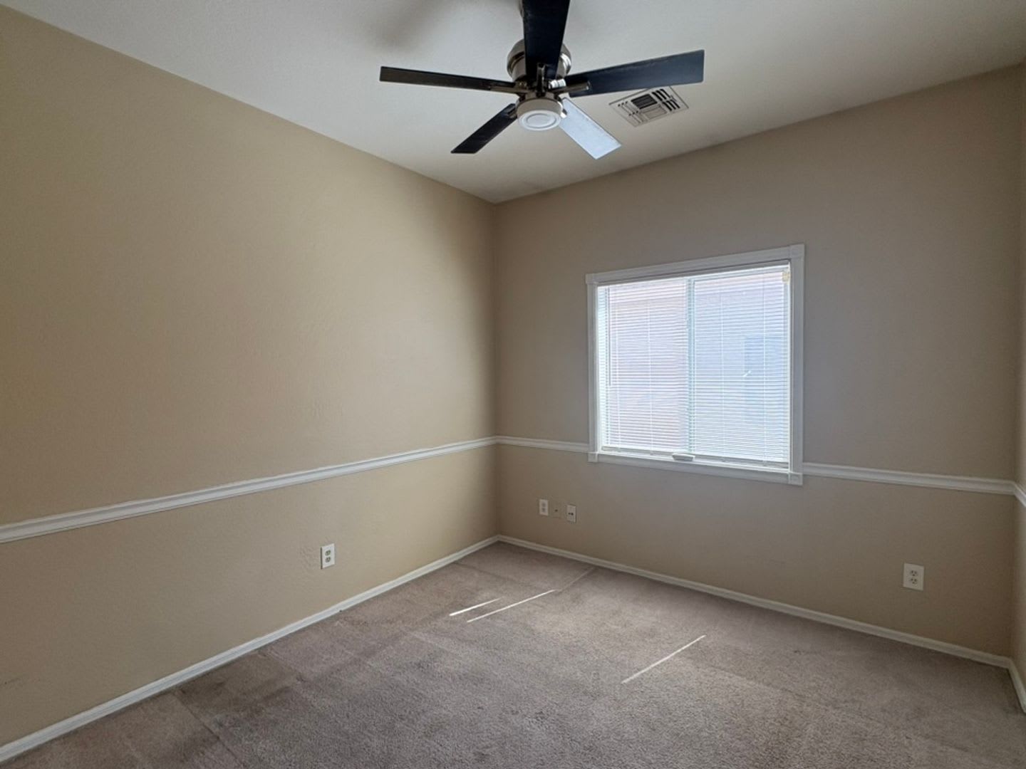 3-Bedroom Surprise Home near ball park – photo 3