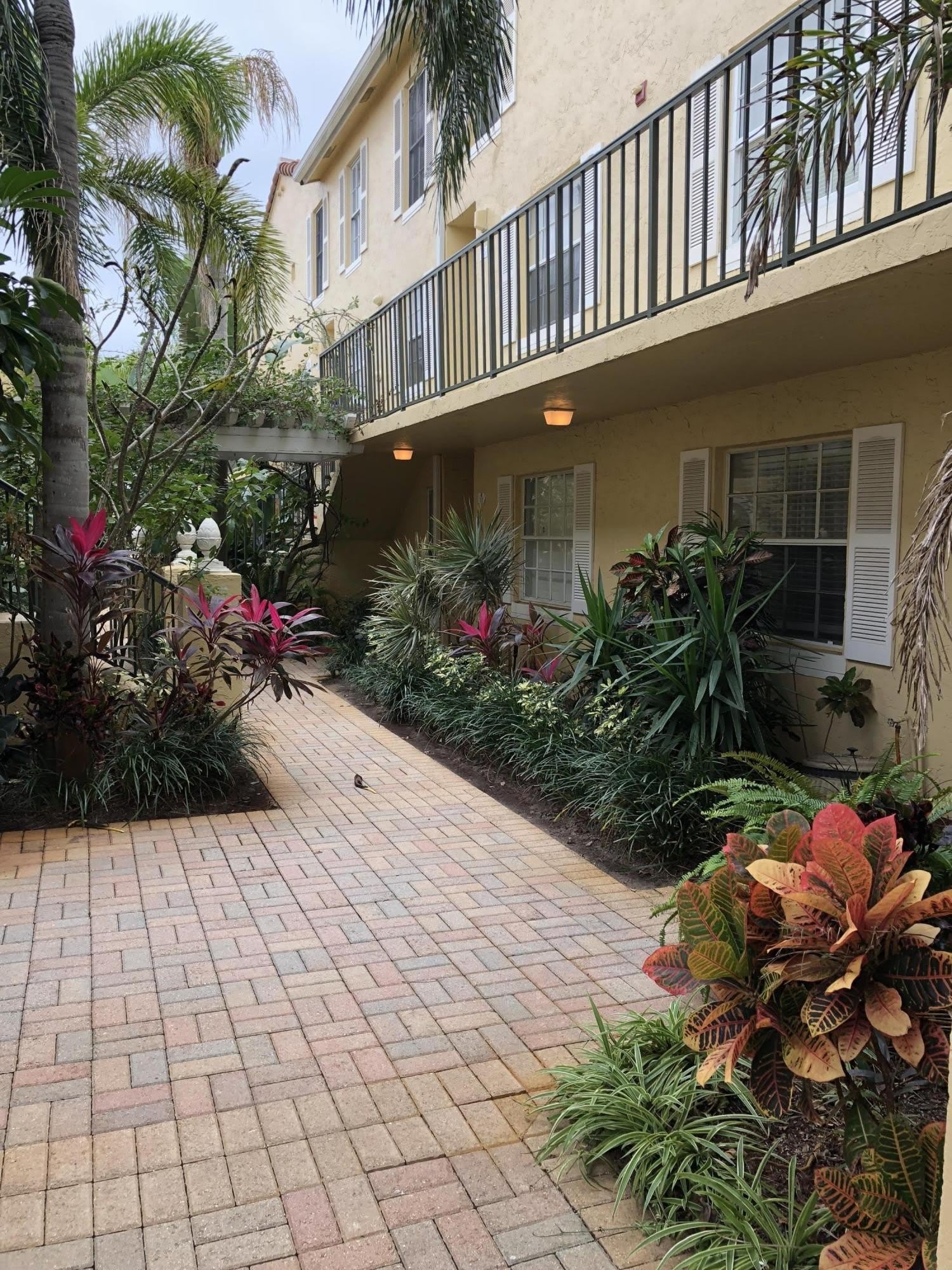 1035 LAKE SHORE Drive – photo 1