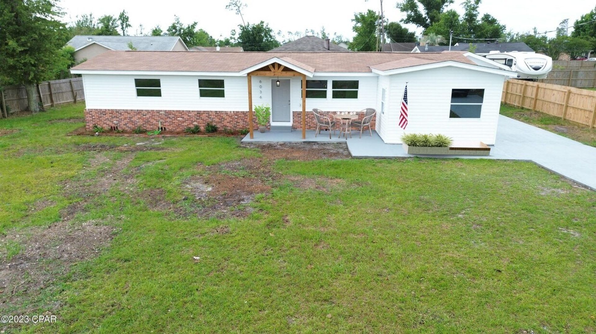 PET FRIENDLY! Charming 3 Bedroom, 3 Bath, Home – photo 1