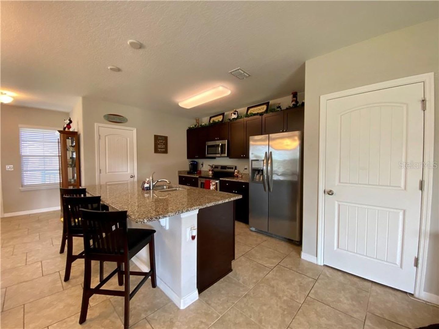 Awesome townhome in Resort Style Conmuunity – photo 2