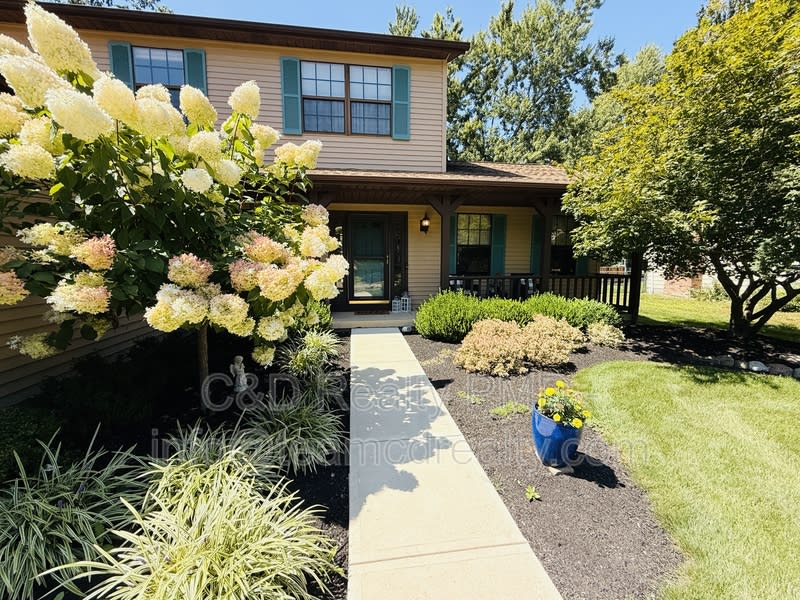 8462 Glenbrook Dr, Olmsted TWP OH, 44138 – photo 2