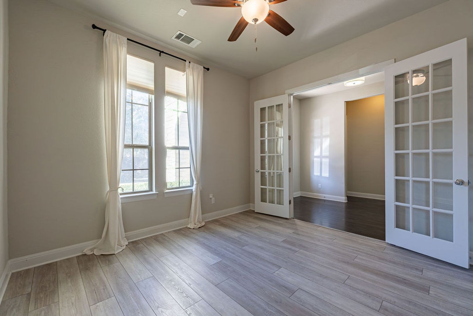 Find your Georgetown Dream at this Beautiful 3-Bedroom 2.5-Bathroom House!!!! – photo 5