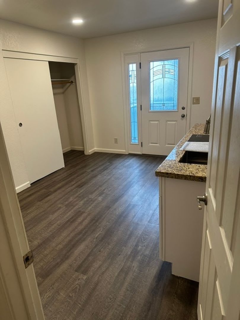 Freshly Renovated Studio Apartment W Utilities Included – photo 2