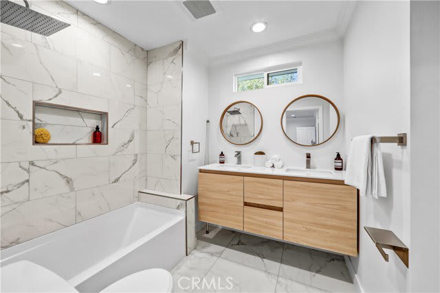 725 North Doheny Drive – photo 1