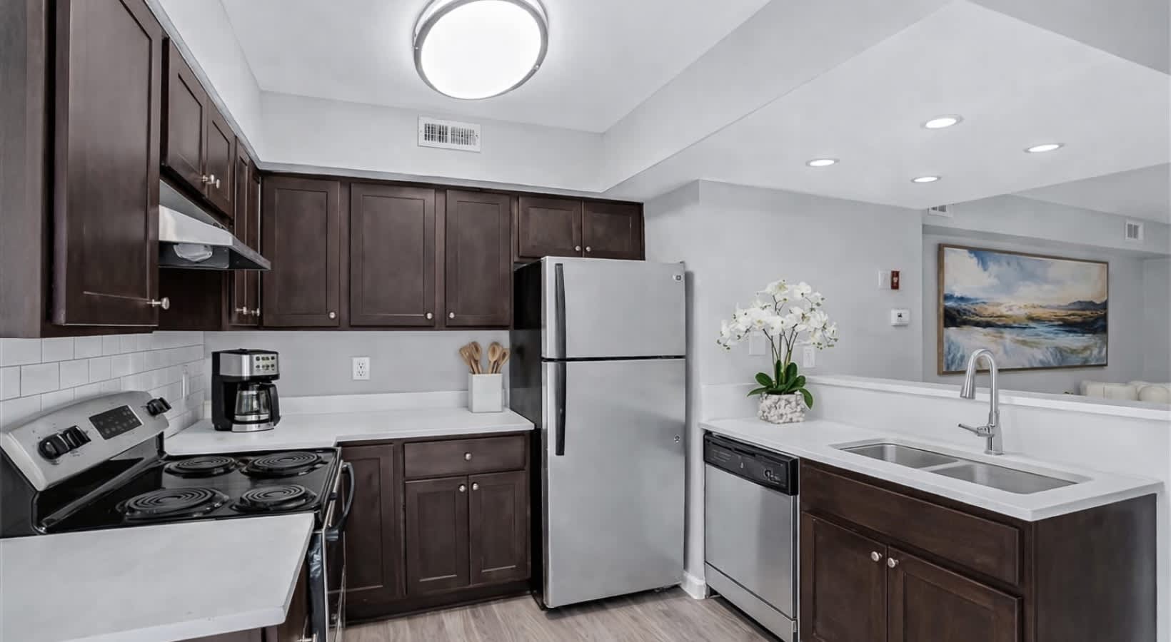 Lakeview Apartments & Townhomes – photo 3