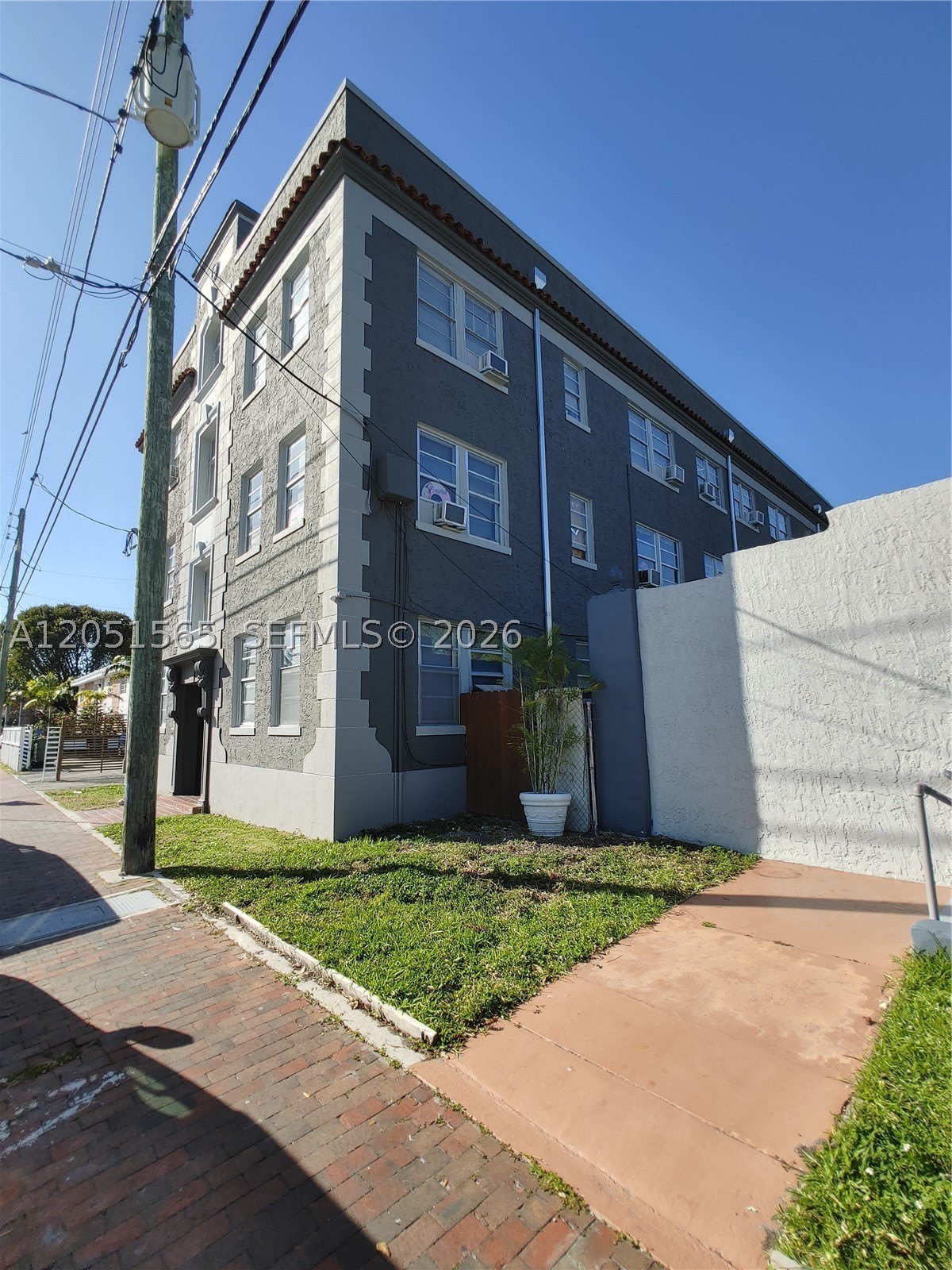 1629 SW 6th St – photo 2