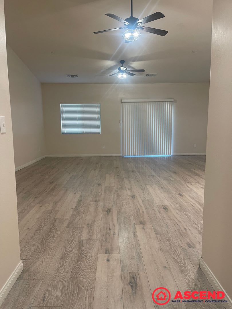 Elegant 4Bd 2Ba Home In Bakersfield S 93307 Solar Granite Countertops Vinyl Flooring Small Pets Welcome – photo 3