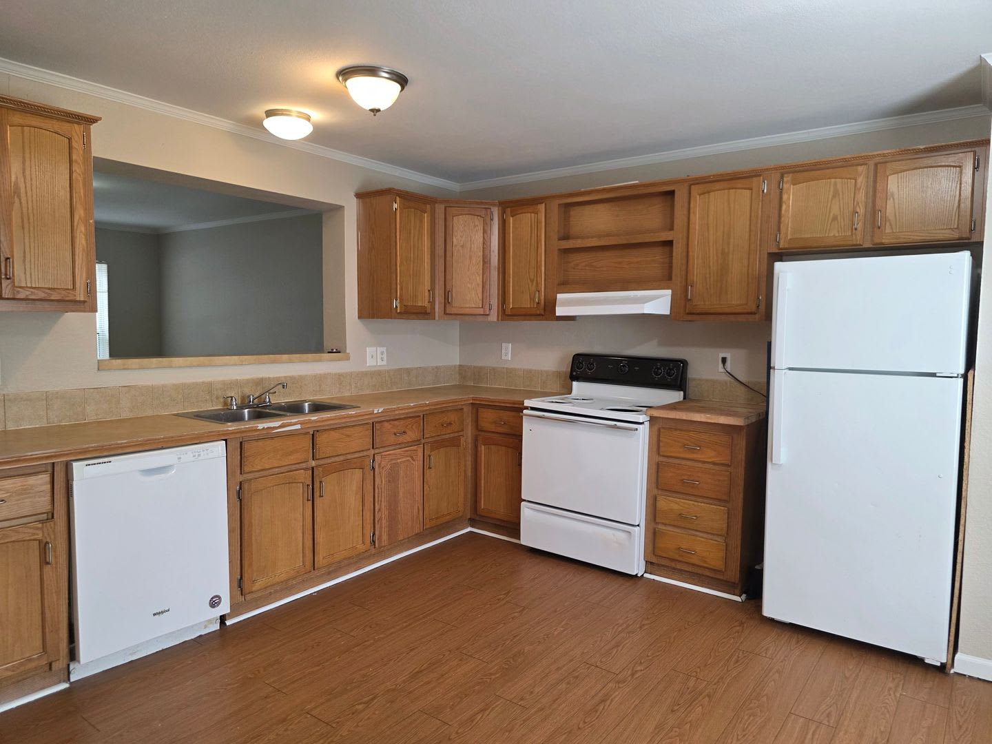 Bright & Refreshed 3BR Townhome Ready for Move‑In – photo 2
