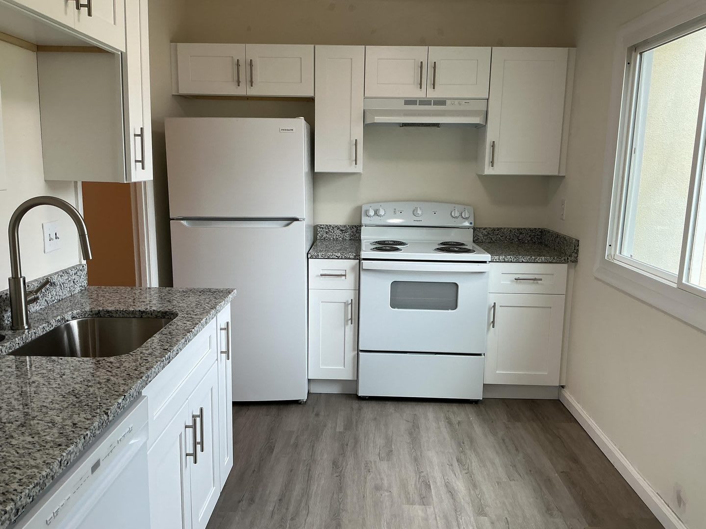 Remodeled Three level Town home – photo 2