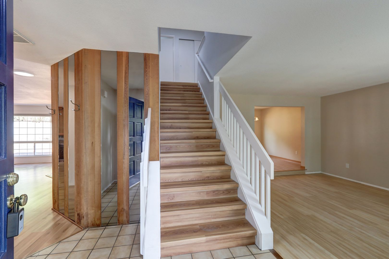 4-bedroom 2.5 bath on cul-de-sac in Kirkland – photo 2