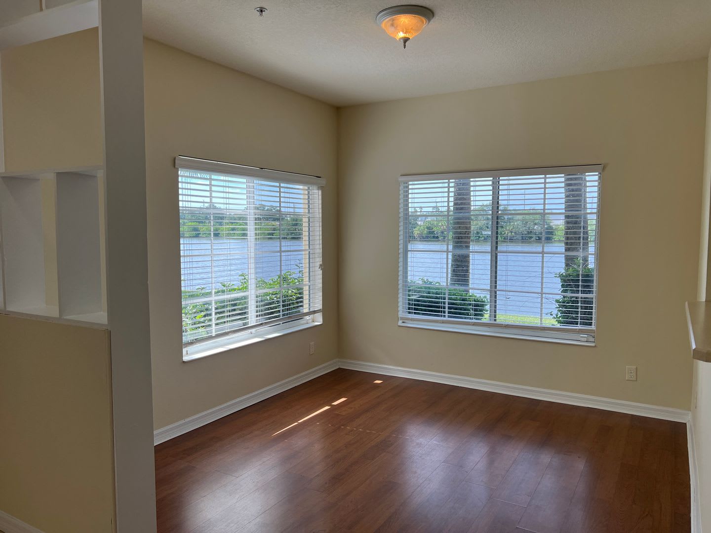 Beautiful 3-Bedroom 2.5 Bath Townhome in Lakeside Village – photo 4