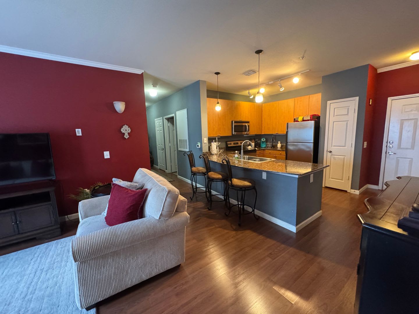 Fully Furnished Condo! Available Now! – photo 5