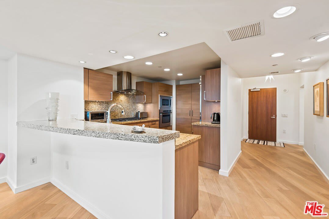 13650 Marina Pointe Dr – photo 5