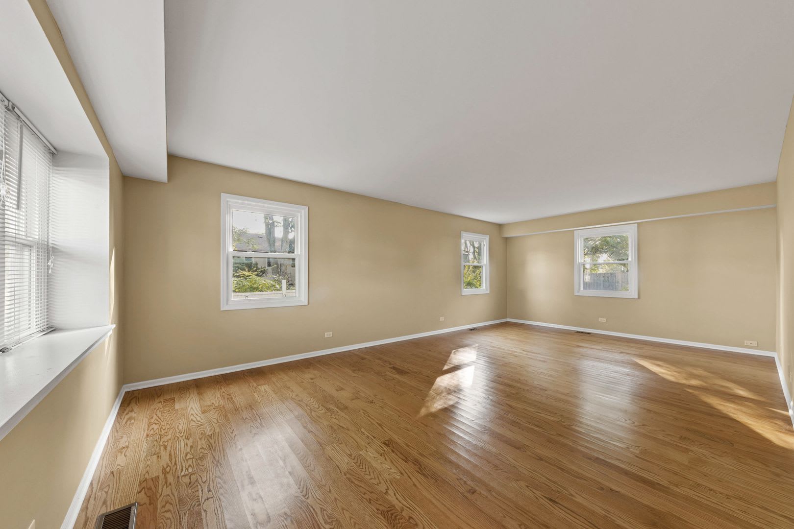 Buffalo Grove 4 Bedroom located in the Stephenson School District! – photo 2