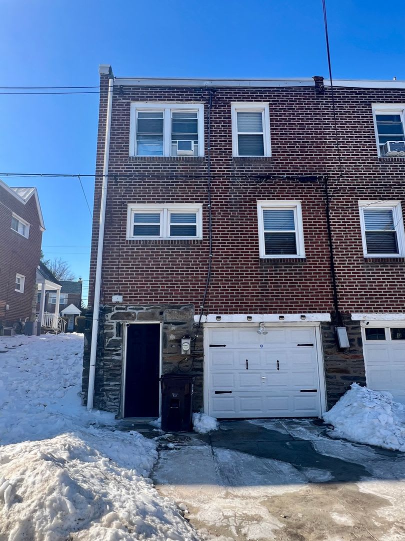 Stunning 3-Bed Twin Home in Lansdowne! Available May 1st! – photo 4