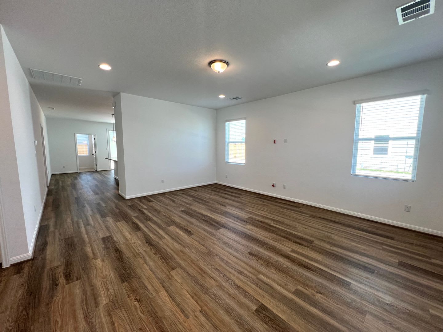 2024 Single Story Detached 3 Bedrooms And 2 Bathroom Single Family Home For Rent In Taylor Tx Across Street From Taylor High School – photo 5