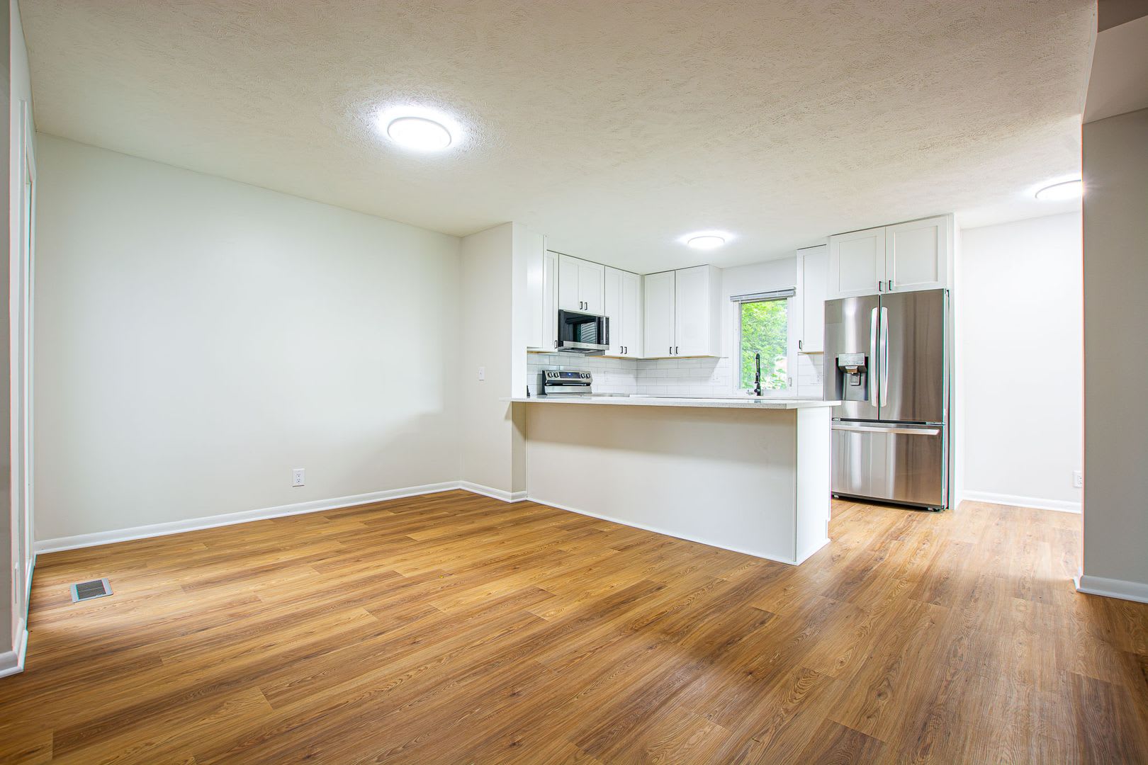 Beautifully Remodeled Modern 5 Bedroom / 3 Bath Home Near Millard North – photo 4