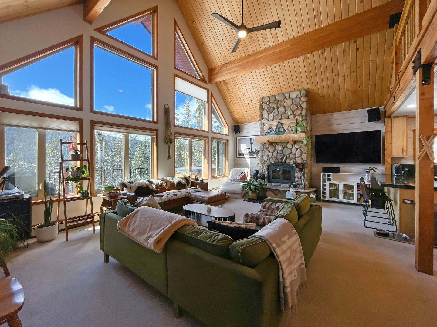 Luxury Home in the woods with unparalleled views! Garage! Pets Negotiable! Hot tub! – photo 4