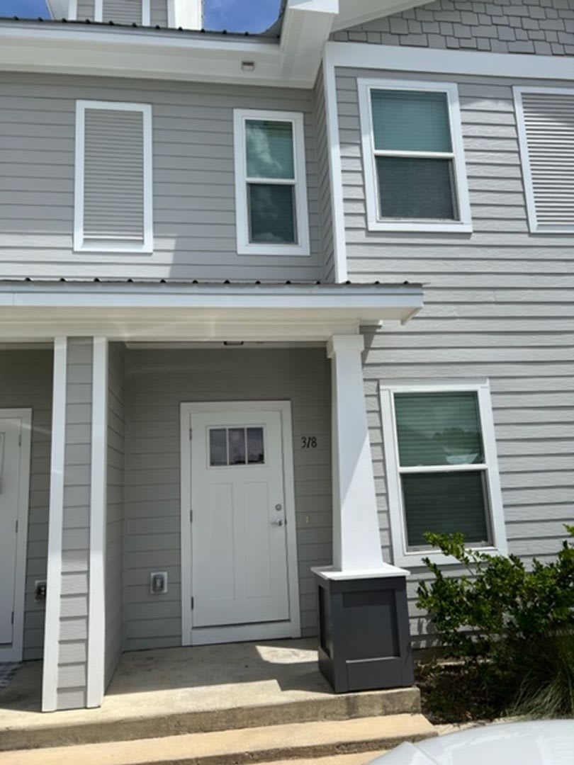 Newly Painted Verandas Of Freeport Townhome Near The Beaches – photo 1