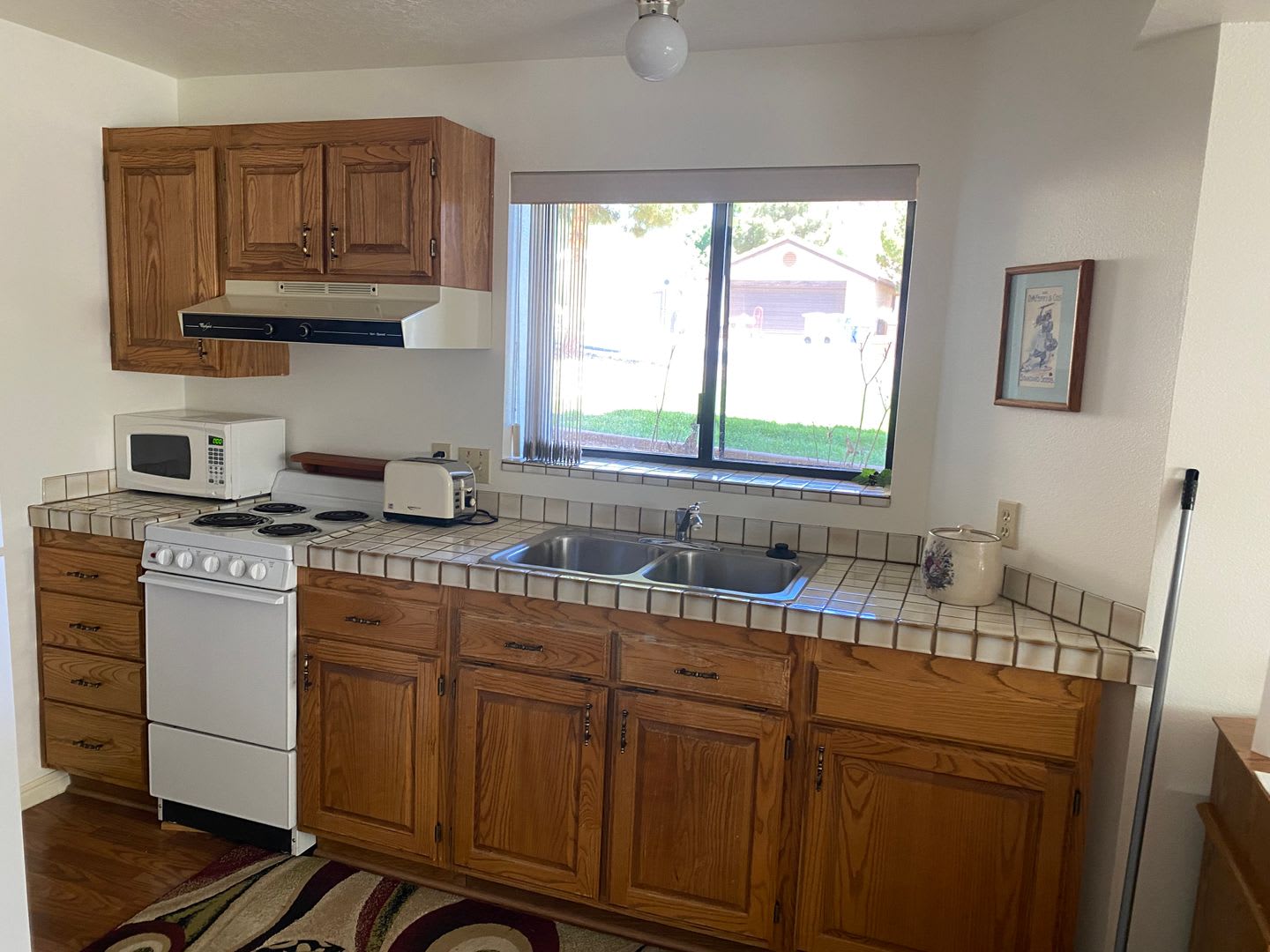 Cozy 2 Bedroom Lower Apartment – photo 1