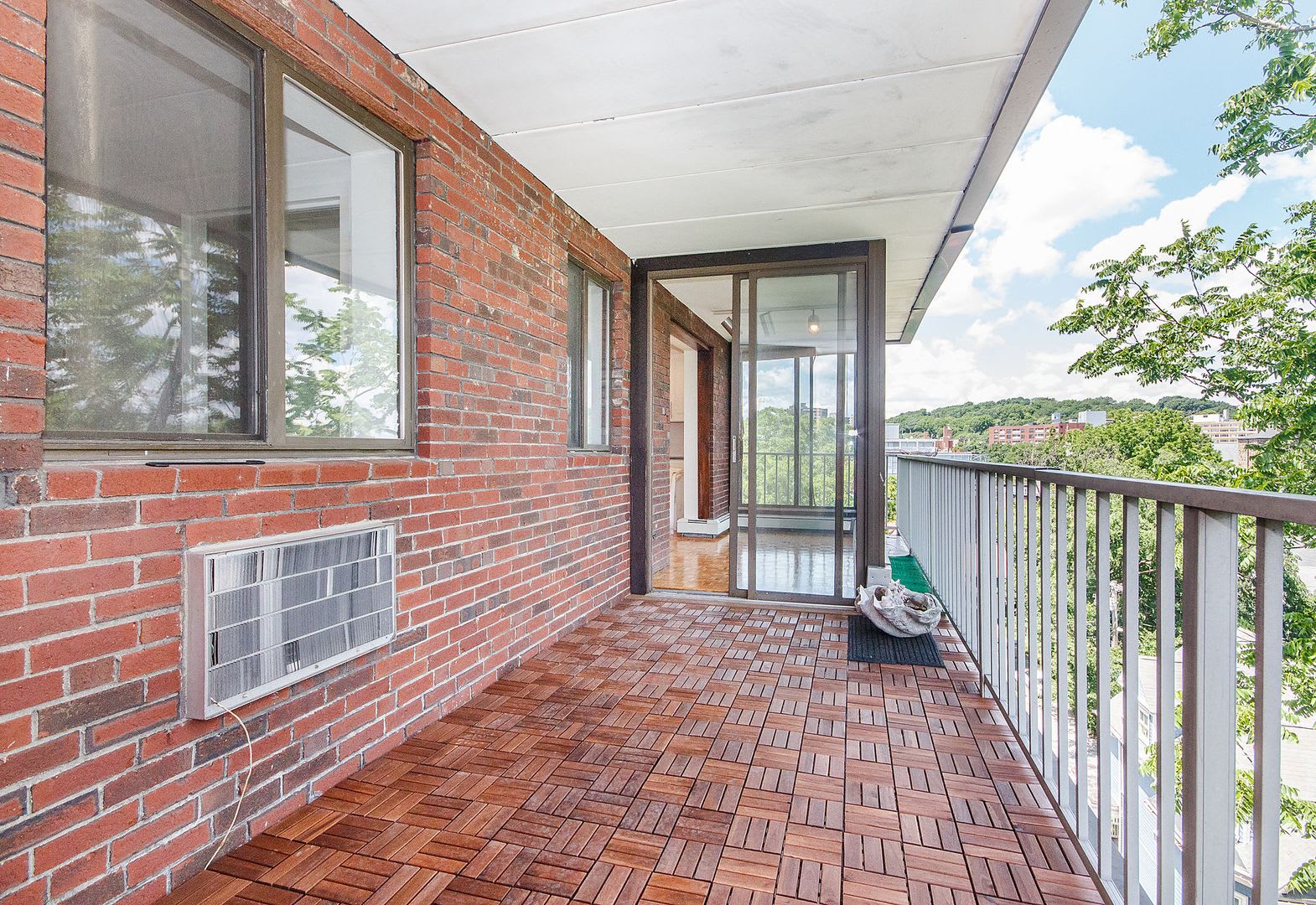 Large 1 Bed In Brookline – photo 3