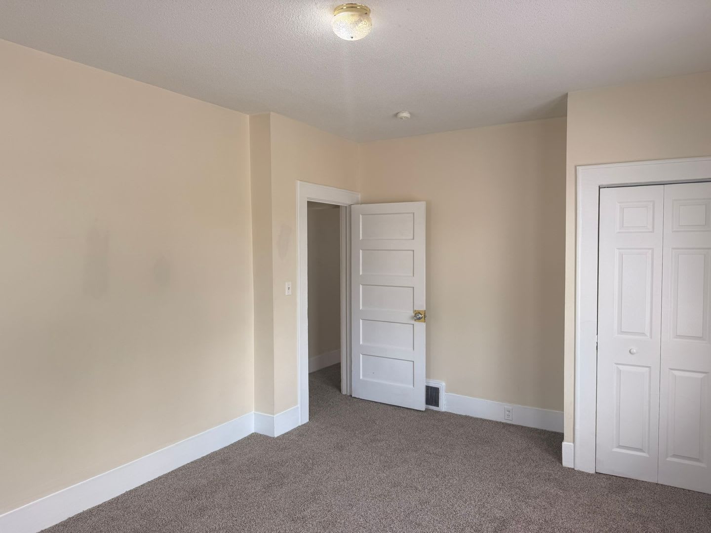 3- bedroom 2 bathroom HEATHWOOD AREA!! – photo 5