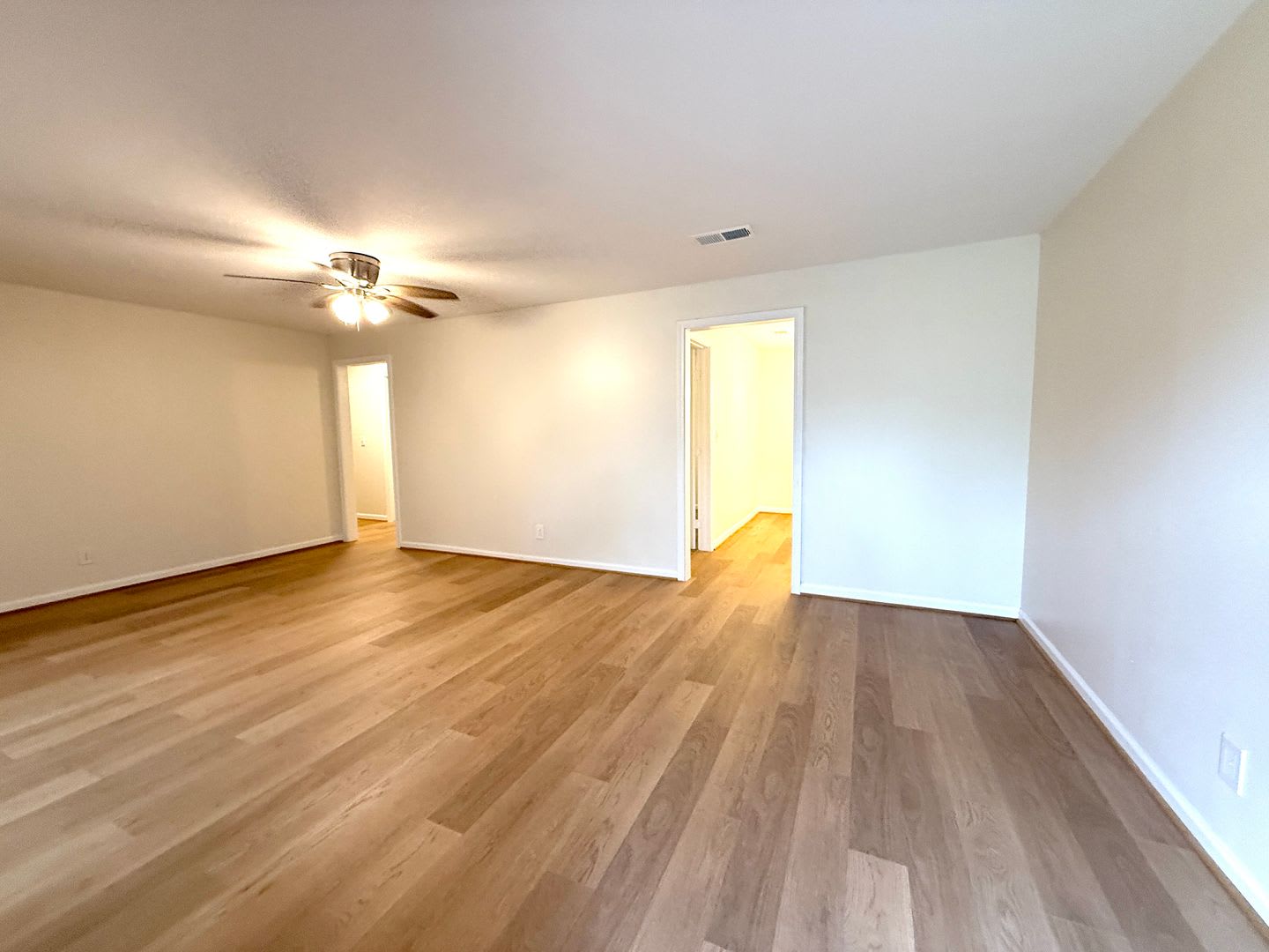 Gorgeous and spacious 4/2/2 on almost an acre in Angleton – photo 3