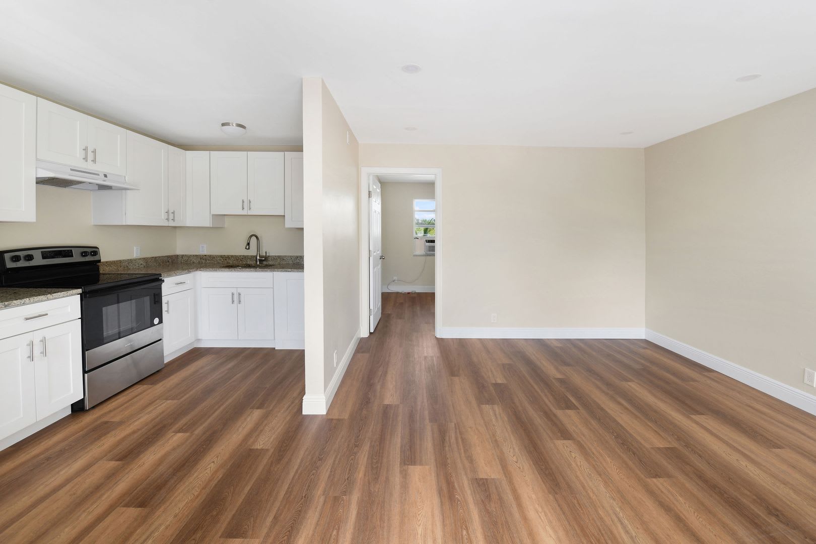 Newly Renovated Spacious One Bedroom One Bathroom – photo 2