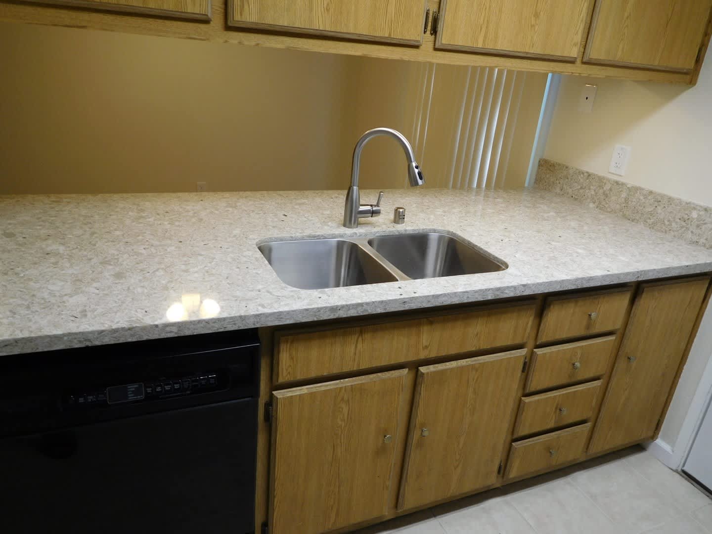 2 bedroom, 1 1/2 bath, Roundtree Court in the Greenhaven area – photo 2