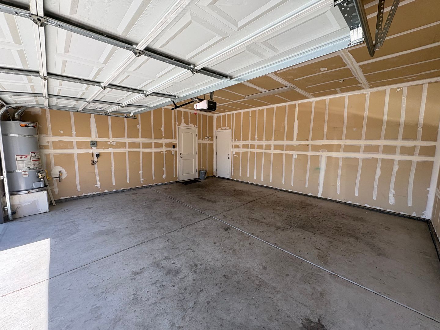 Beautiful home in a gated community Rent Ready! – photo 2