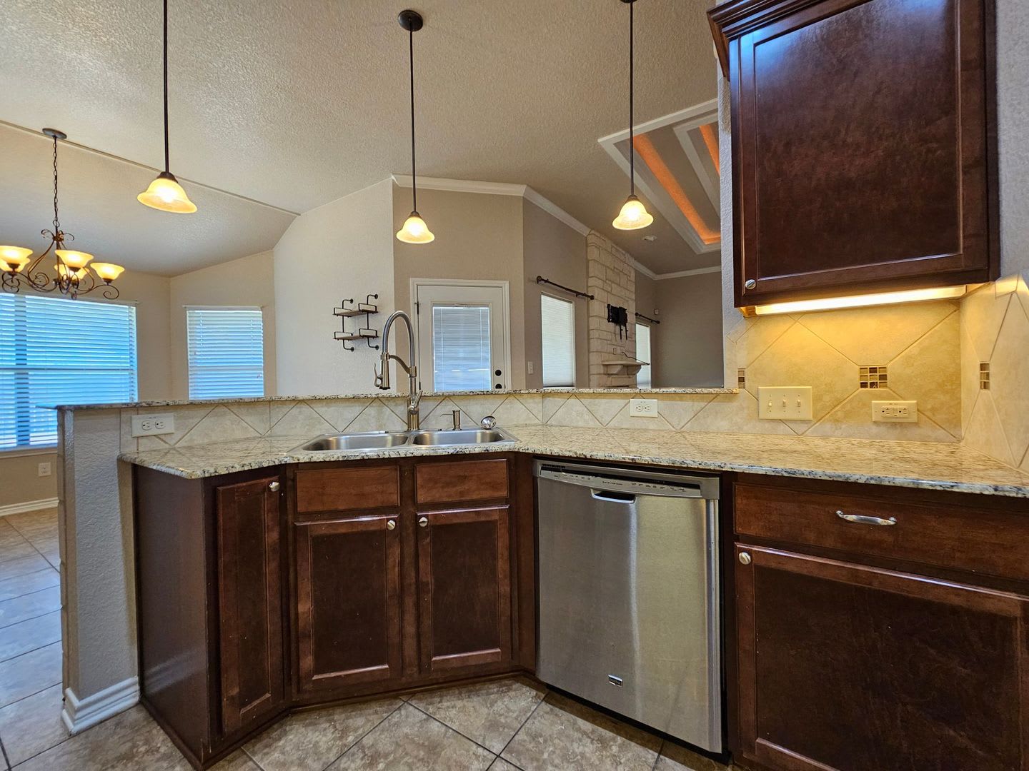 RENT REDUCTION & AVAILABLE FOR MOVE-IN NOW! – photo 4