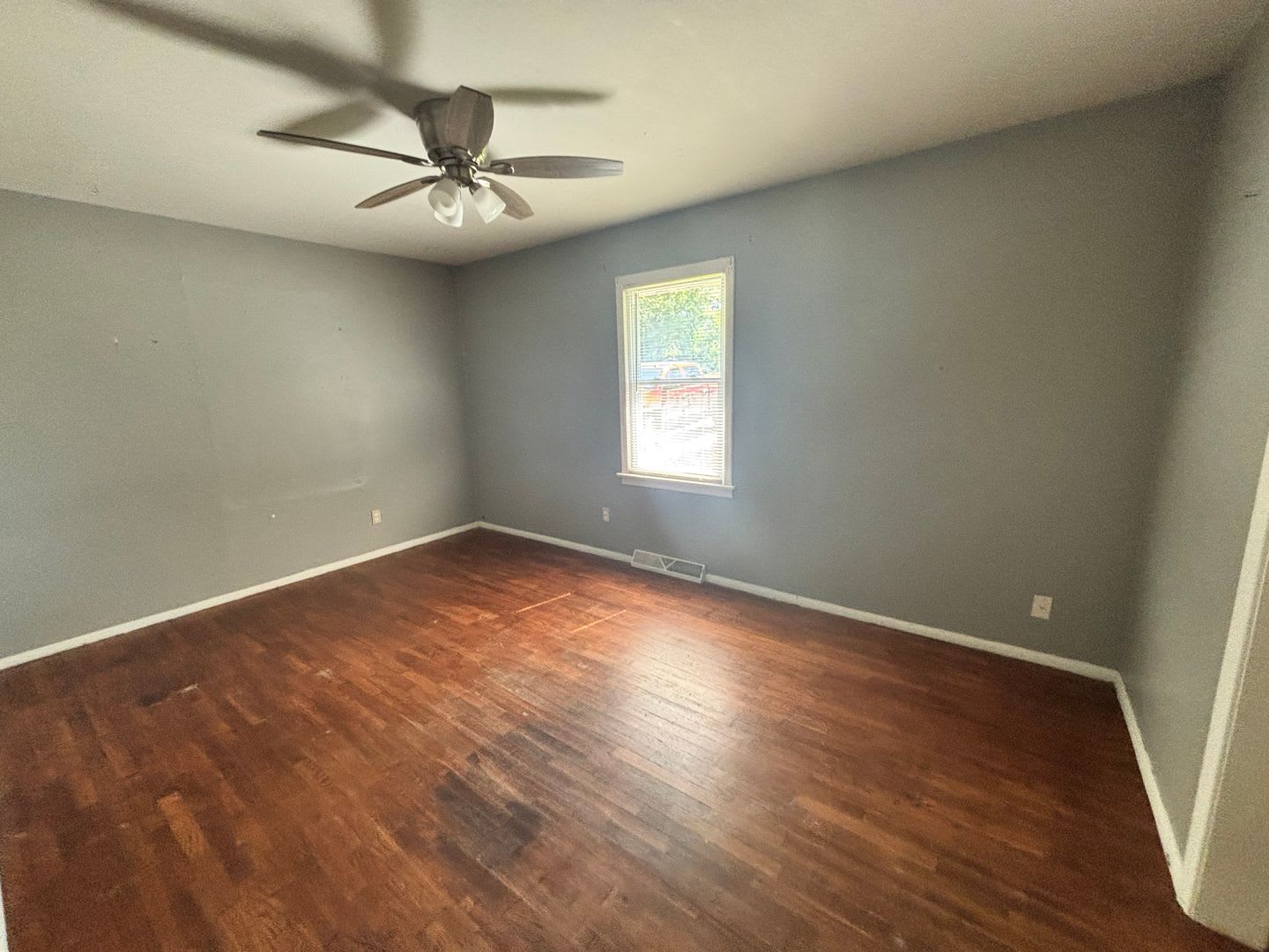 Charming 3 bed 1 bath with garage in quiet neighborhood! – photo 5