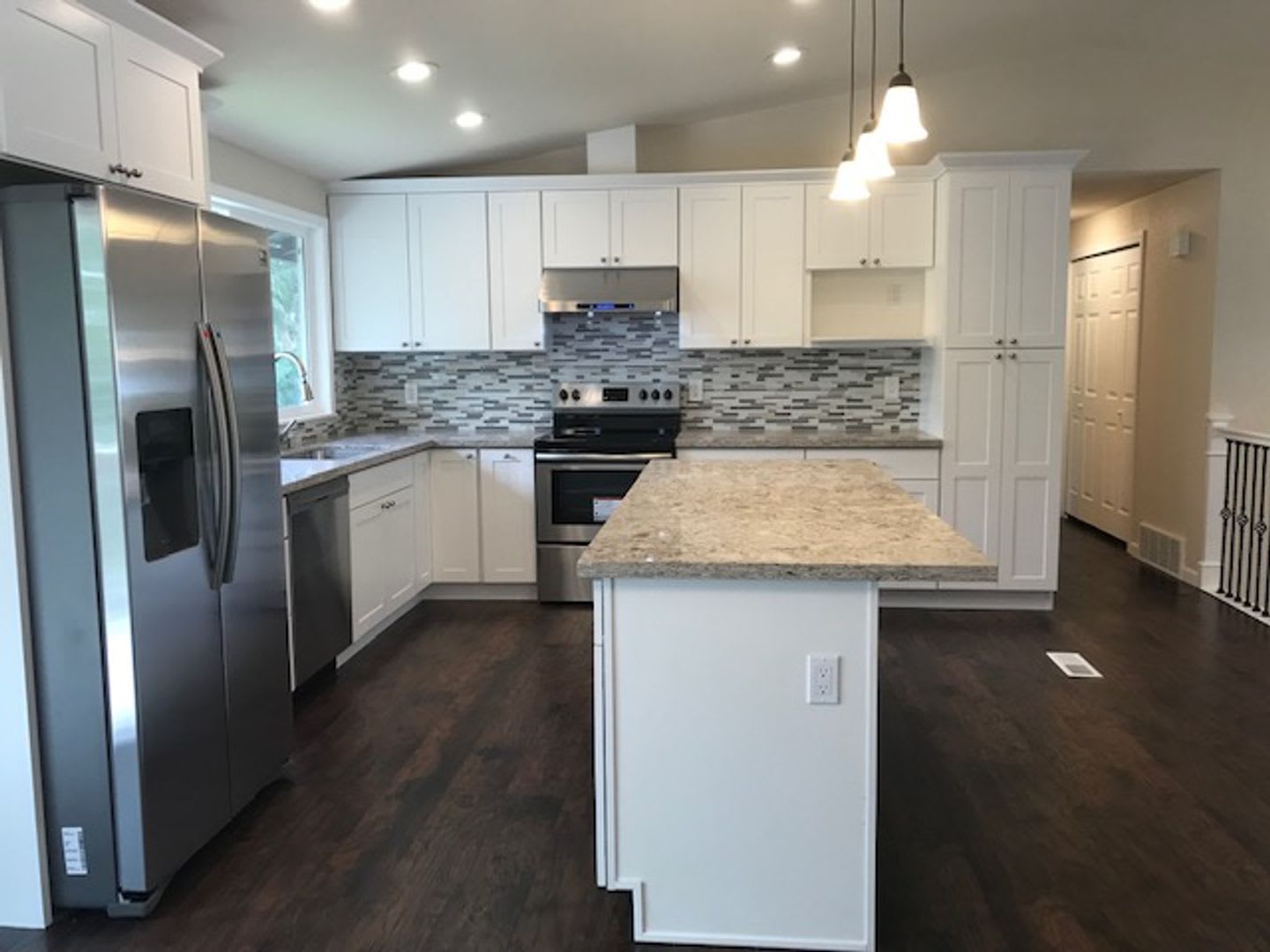 Beautifully remodeled 2 Story SFH 3-4 BD 2.5 BA+Large 2 car garage, Fenced Yard for rent – photo 3