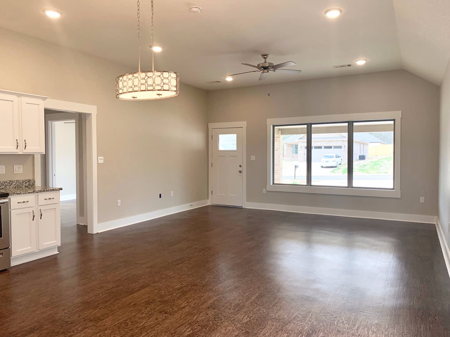 3 Bed 2 Bath With Vaulted Living Space Pantry And Fenced Yard – photo 4